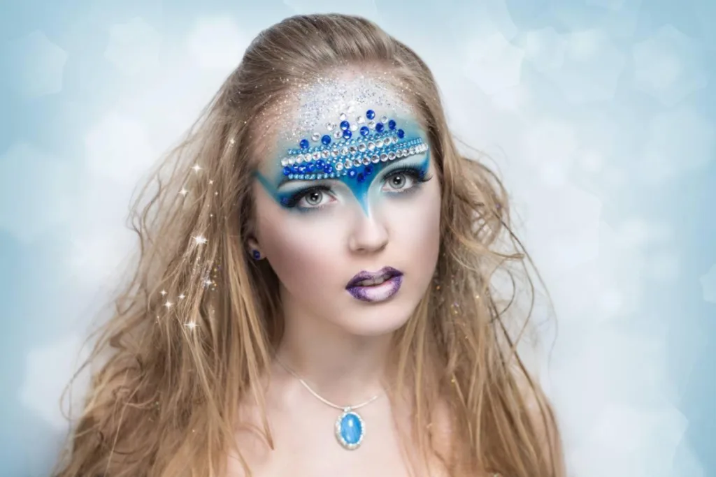 Modelo con maquillaje de reina de hielo con cristales